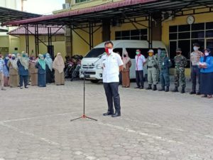 Kepala BNNP Aceh Bagi Masker Kepada Satgas Covid-19 di Kantor Satpol PP