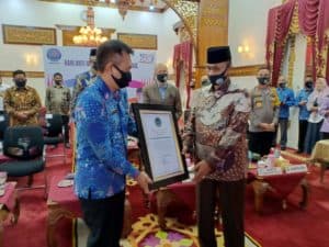 Bupati Bireuen Memperoleh Penghargaan dari BNN RI. Diserahkan Pada Peringatan HANI 2020