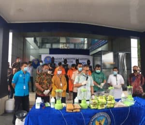 Kepala BNNP Aceh Brigjen Pol. Drs. Heru Pranoto, M.Si melakukan Konferensi Pers Pemusnahan BB Narkotika di halaman Kantor BNNP Aceh