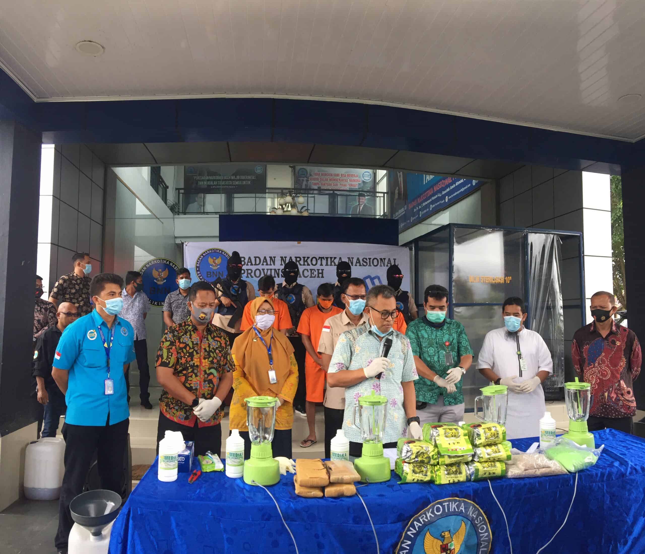 Kepala BNNP Aceh Brigjen Pol. Drs. Heru Pranoto, M.Si melakukan Konferensi Pers Pemusnahan BB Narkotika di halaman Kantor BNNP Aceh