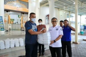 Kepala BNNP Aceh Bagi Takjil Untuk Dhuafa, Yatim dan Jamaah Masjid