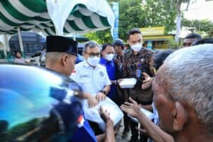 Kepala BNNP Aceh Bagi Takjil Untuk Dhuafa, Yatim dan Jamaah Masjid